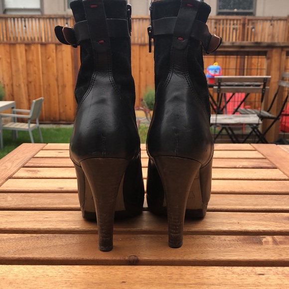 Levi’s heeled booties with side buckle, size 8 - Picture 3 of 3